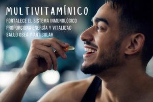 un hombre tomando un multivitanimico: MULTIVITAMINICO: fortalece el sistema inmunológico , proporciona energía y vitalidad, salud ósea y articular