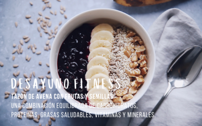 Tazon de avena y frutas. DESAYUNO FITNESS: tazon de avena con frutas y semillas, una combinación equilibrada de carbohidrato, proteinas, grasas saludables, vitaminas y minerales